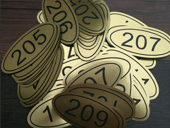 酒店門牌雙色板雕刻制作
